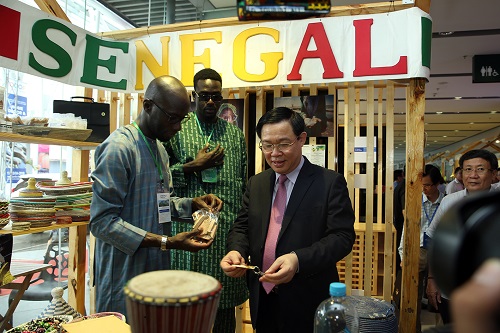 Phó Thủ tướng thăm khu trưng bày sản phẩm OCOP của Senegal. Ảnh: VGP/Thành Chung
