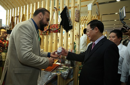 Phó Thủ tướng thăm khu trưng bày sản phẩm OVOP của Afganistan. Ảnh: VGP/Thành Chung