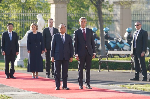 Thủ tướng Cộng hòa Czech Andrej Babis chủ trì lễ đón chính thức Thủ tướng Nguyễn Xuân Phúc. Ảnh: VGP/Quang Hiếu