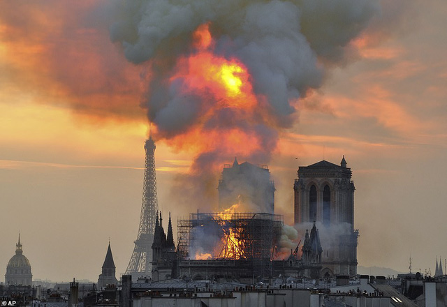 Ngọn lửa kinh hoàng đã hoành hành hơn 8h và phá hủy nhiều phần quan trọng của Nhà thờ Đức Bà Paris trong ngày 15/4 theo giờ Pháp.