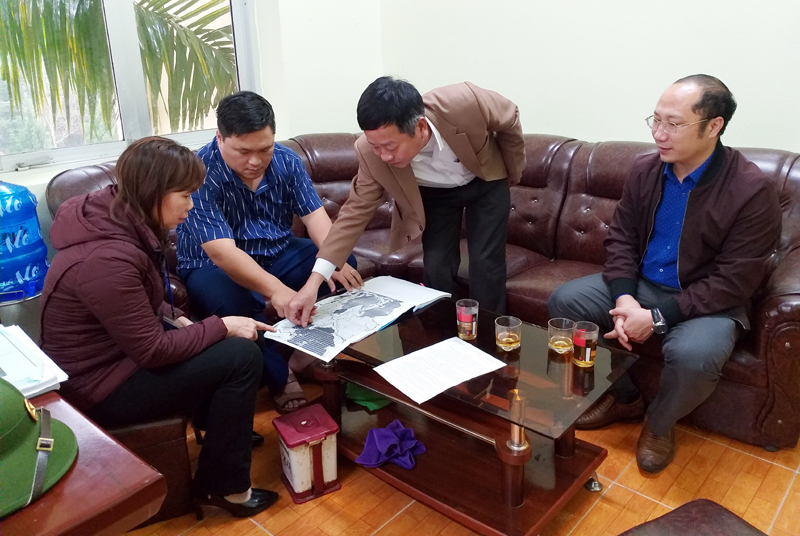 Cán bộ xã Đồng Lâm phối hợp bàn biện pháp  triển khai quy hoạch xây dựng hạ tầng trên địa bàn