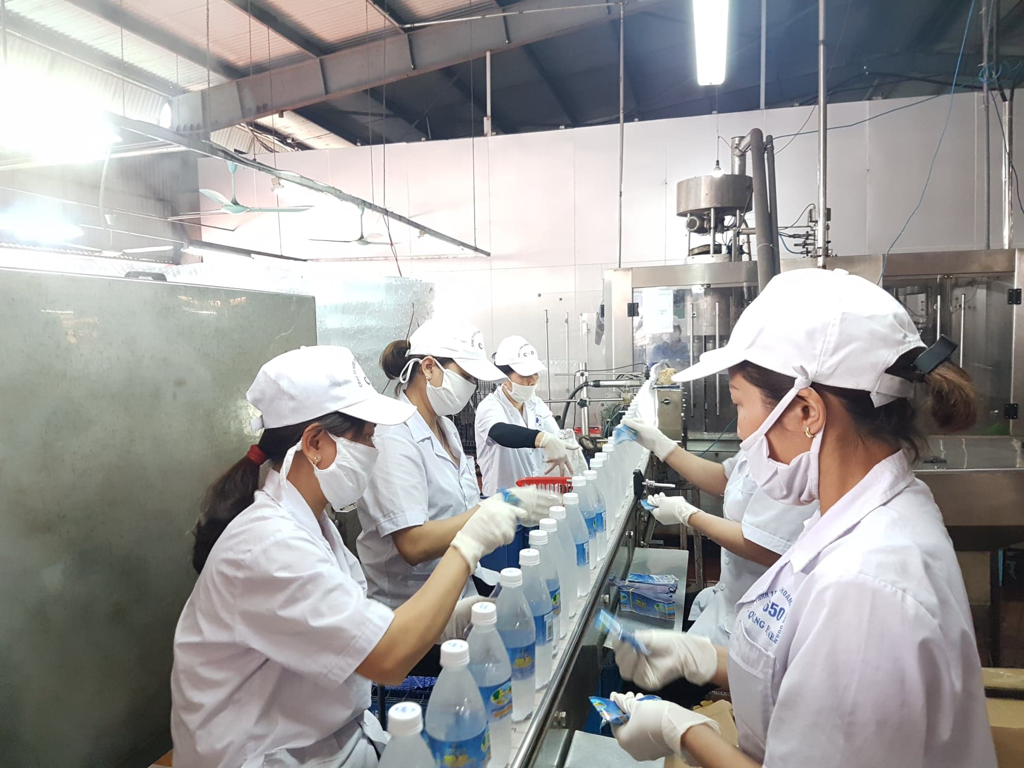 Dây chuyền sản xuất nước khoáng tại Công ty TNHH MTV nước khoáng Công đoàn Quang Hanh.