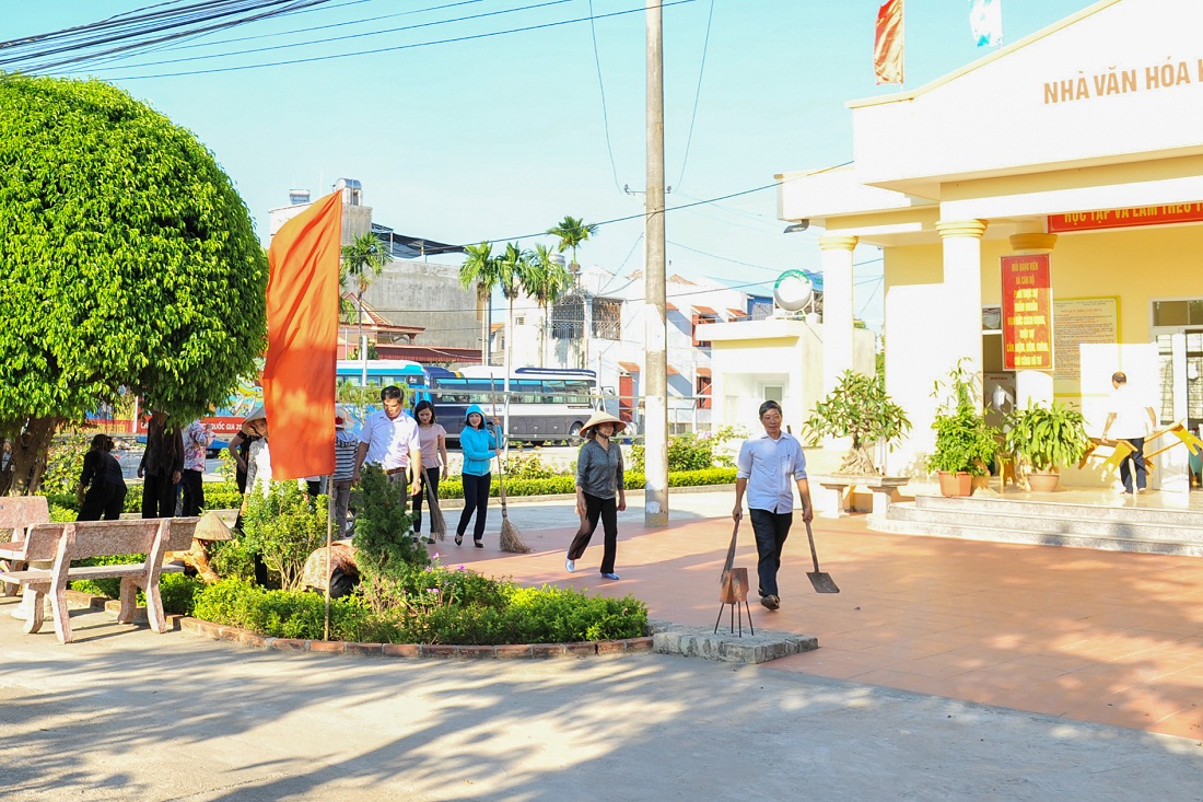 Vào các ngày cuối tuần, đông đảo người dân phường Yên Giang (TX Quảng Yên) duy trì hotham gia dọn vệ sinh đường ngõ xóm, khuôn viên công cộng.
