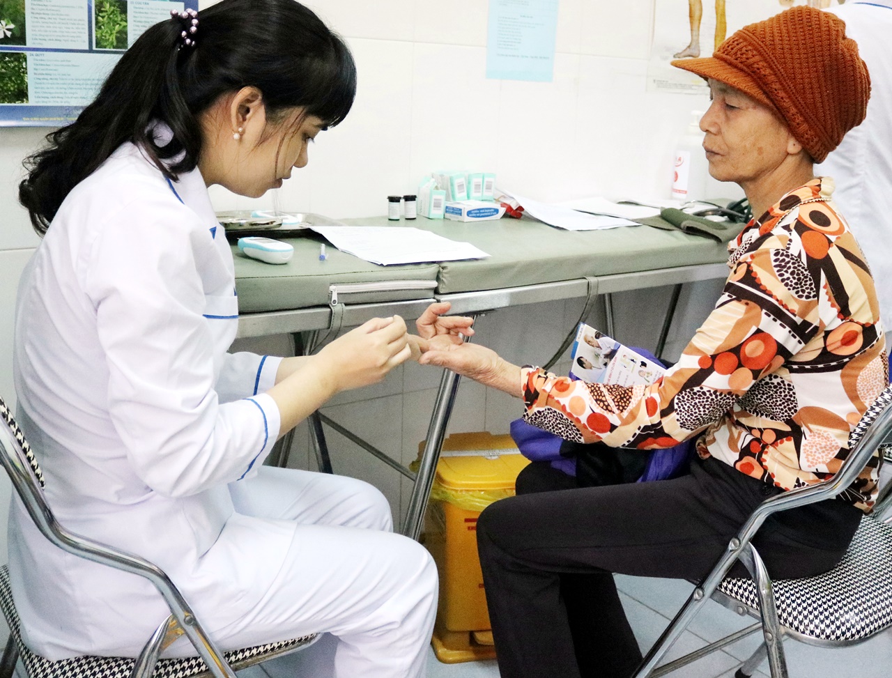 Người dân phường Phương Nam được xét nghiệm máu để sàng lọc sớm các bệnh, trong đó có bệnh đái tháo đường.