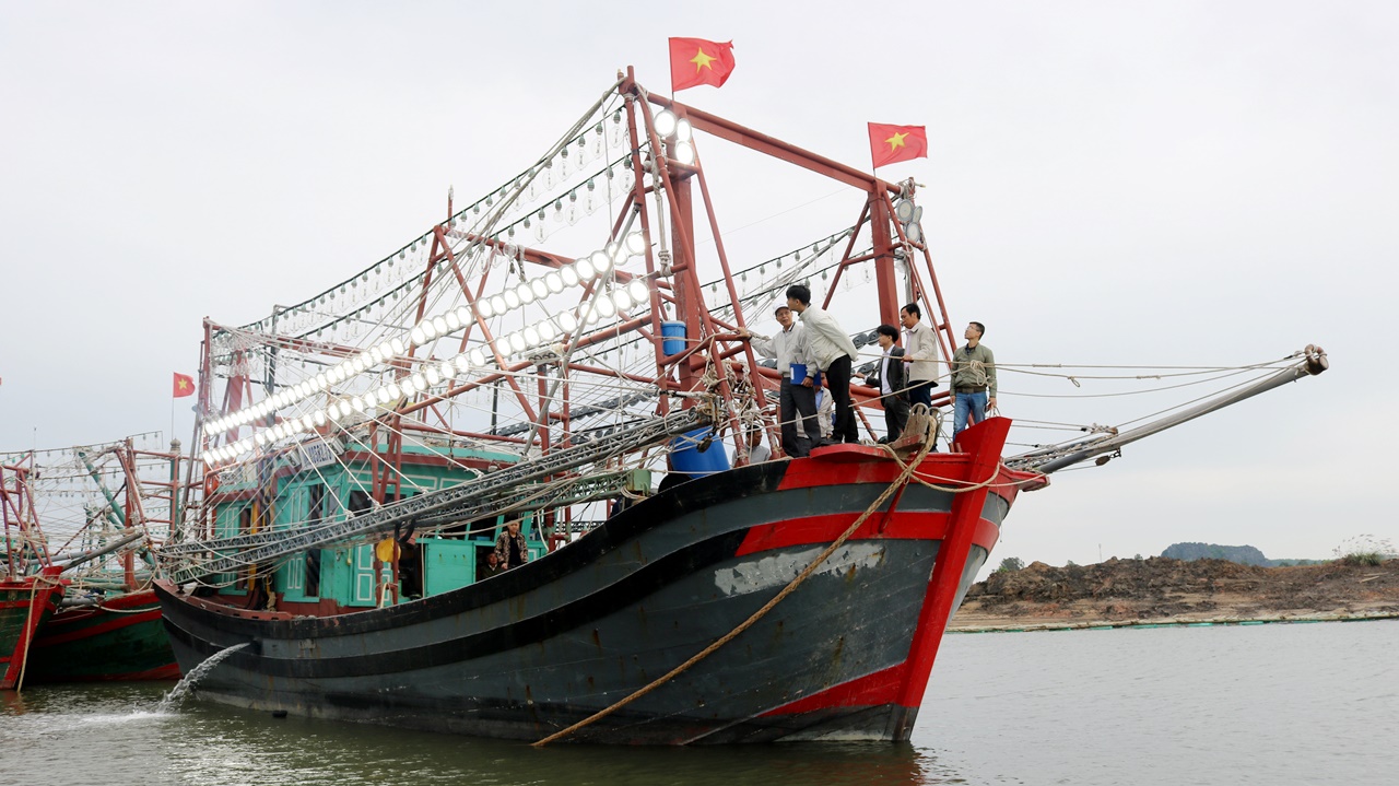 Chạy thử kiểm tra đèn Led trên tàu anh Đỗ Văn Thành (chủ tàu tham gia mô hình thử nghiệm)