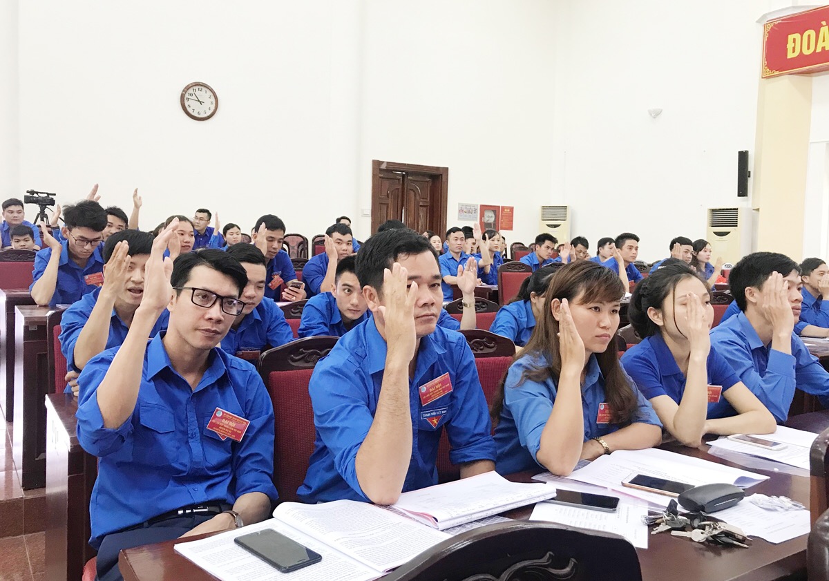 Đại biểu thống nhất, nhất trí cao bầu uỷ ban Hội LHTN Việt Nam huyện Hải Hà khoá mới. 