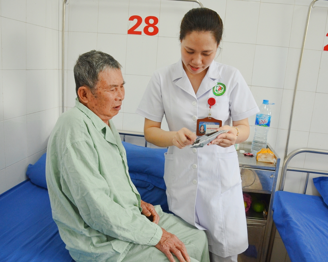 Người bệnh được bác sĩ hướng dẫn cách uống thuốc Đông y đúng cách.