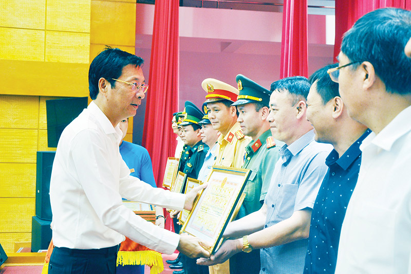 Đồng chí Nguyễn Văn Đọc, Bí thư Tỉnh ủy, Chủ tịch HĐND tỉnh, trao bằng khen cho các tập thể có thành tích xuất sắc trong thực hiện Nghị quyết 12-NQ/TU.
