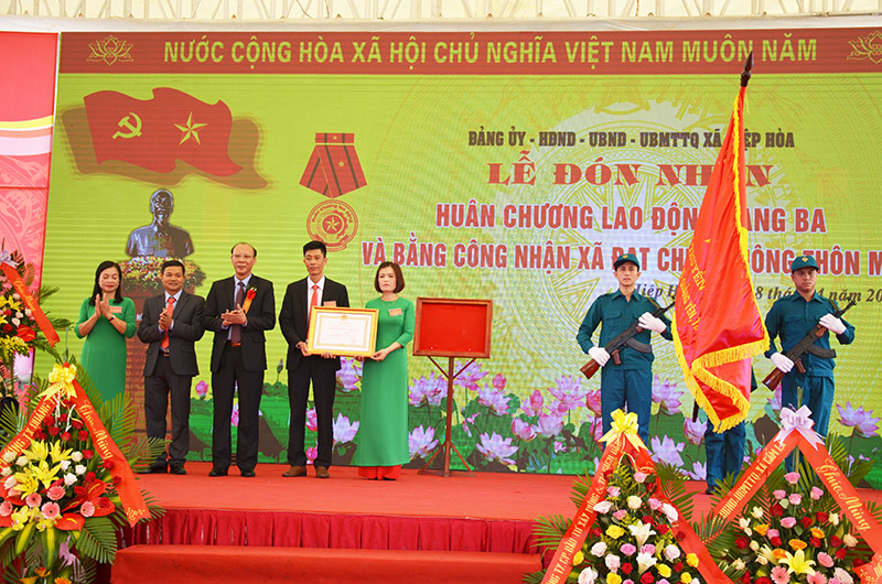Đồng chí Trần Đức Thắng- Phó Bí thư Thị ủy- Chủ tịch UBND TX, Thừa ủy quyền đã trao Huân chương lao động hạng Ba của Chủ tịch Nước cho tập thể cán bộ và nhân dân xã Hiệp Hòa.