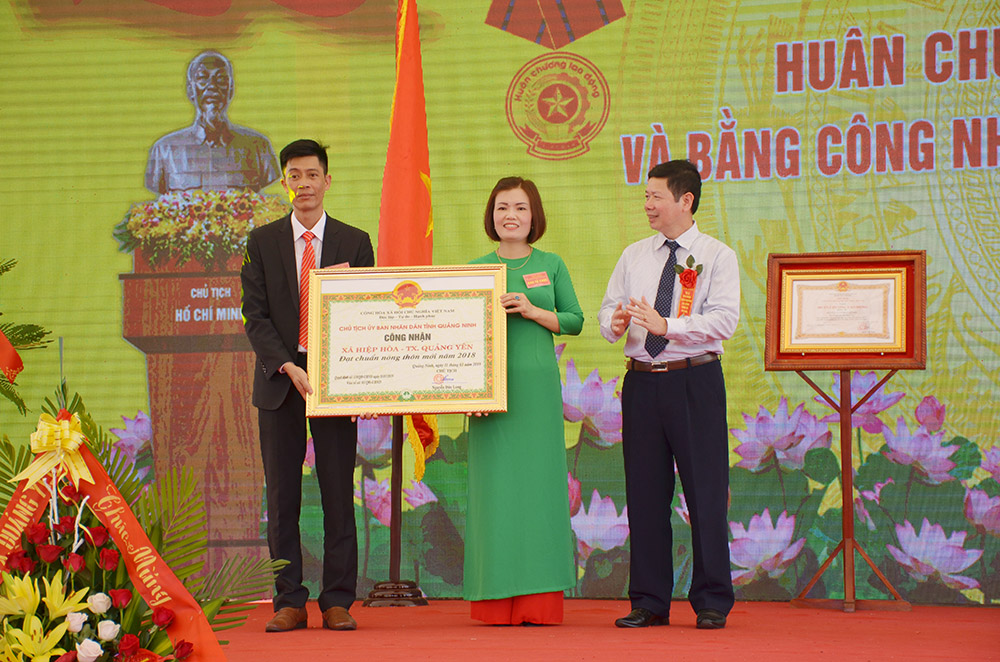 Đồng chí Vũ Thành Long- Trưởng Ban xây dựng NTM của tỉnh, trao Bằng công nhận xã đạt chuẩn Nông thôn mới, cho địa phương.