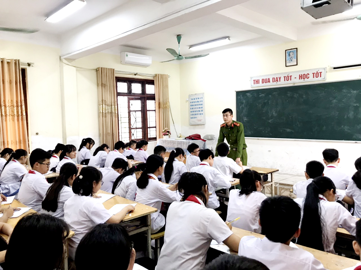Công an TP Uông Bí phối hợp với các trường THCS, THPT trên địa bàn giáo dục pháp luật cho thanh thiếu niên, học sinh.