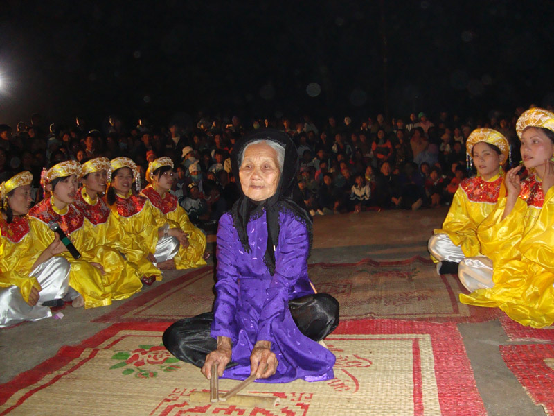 Cụ Đặng Thị Tự biểu diễn ca trù tại lễ hội đình Đầm Hà.