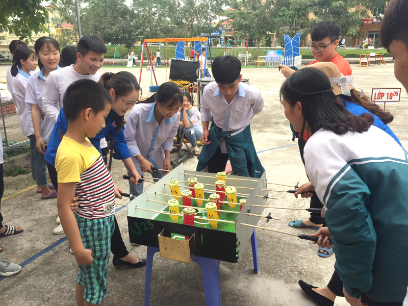 Học sinh thích thú với trò chơi đá bóng bằng chai nhựa. (Ảnh: Huyện đoàn Hải Hà cung cấp)