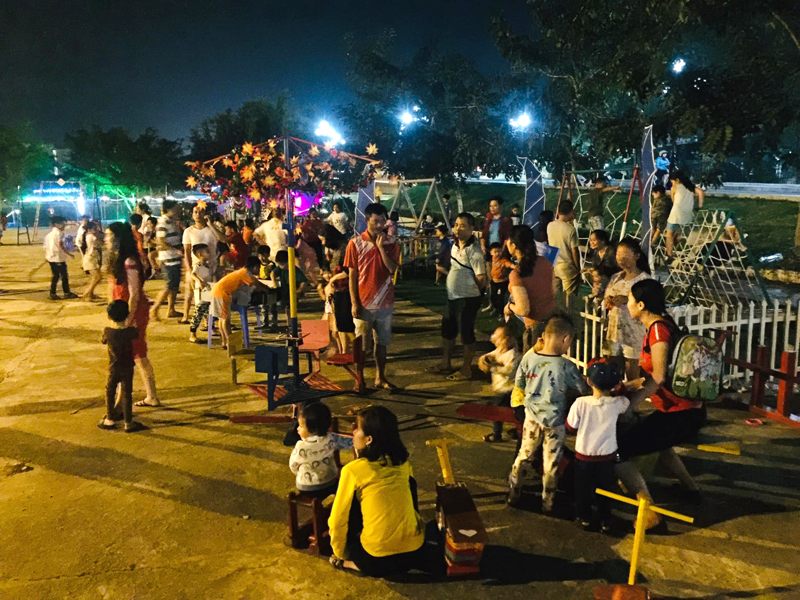 Sân chơi từ các sản phẩm tái chế thu hút trẻ em vào buổi tối (Ảnh: Huyện đoàn Hải Hà cung cấp)