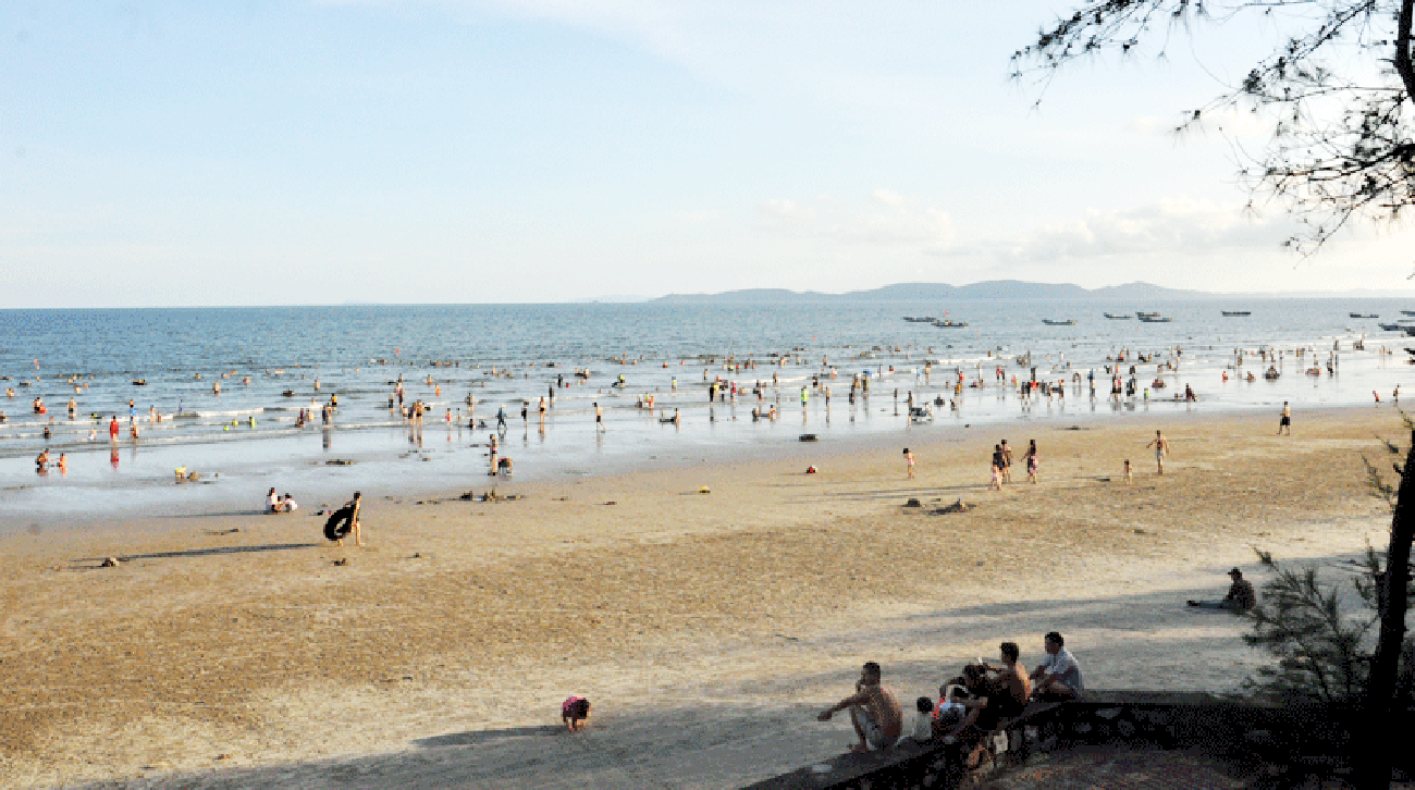 Bãi biển Trà Cổ luôn thu hút khách mỗi dịp hè về.