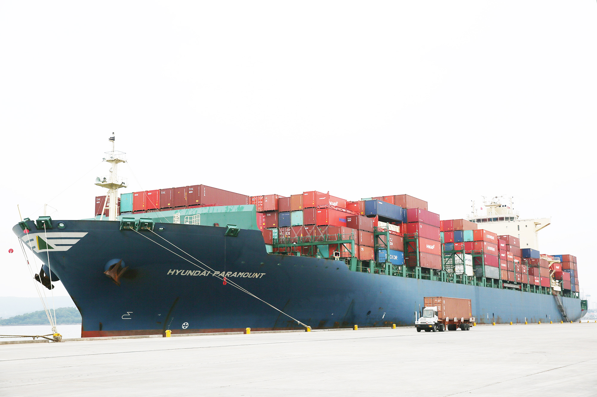 Tàu quốc tế vào làm hàng tại Cảng container quốc tế Cái Lân (CICT). 