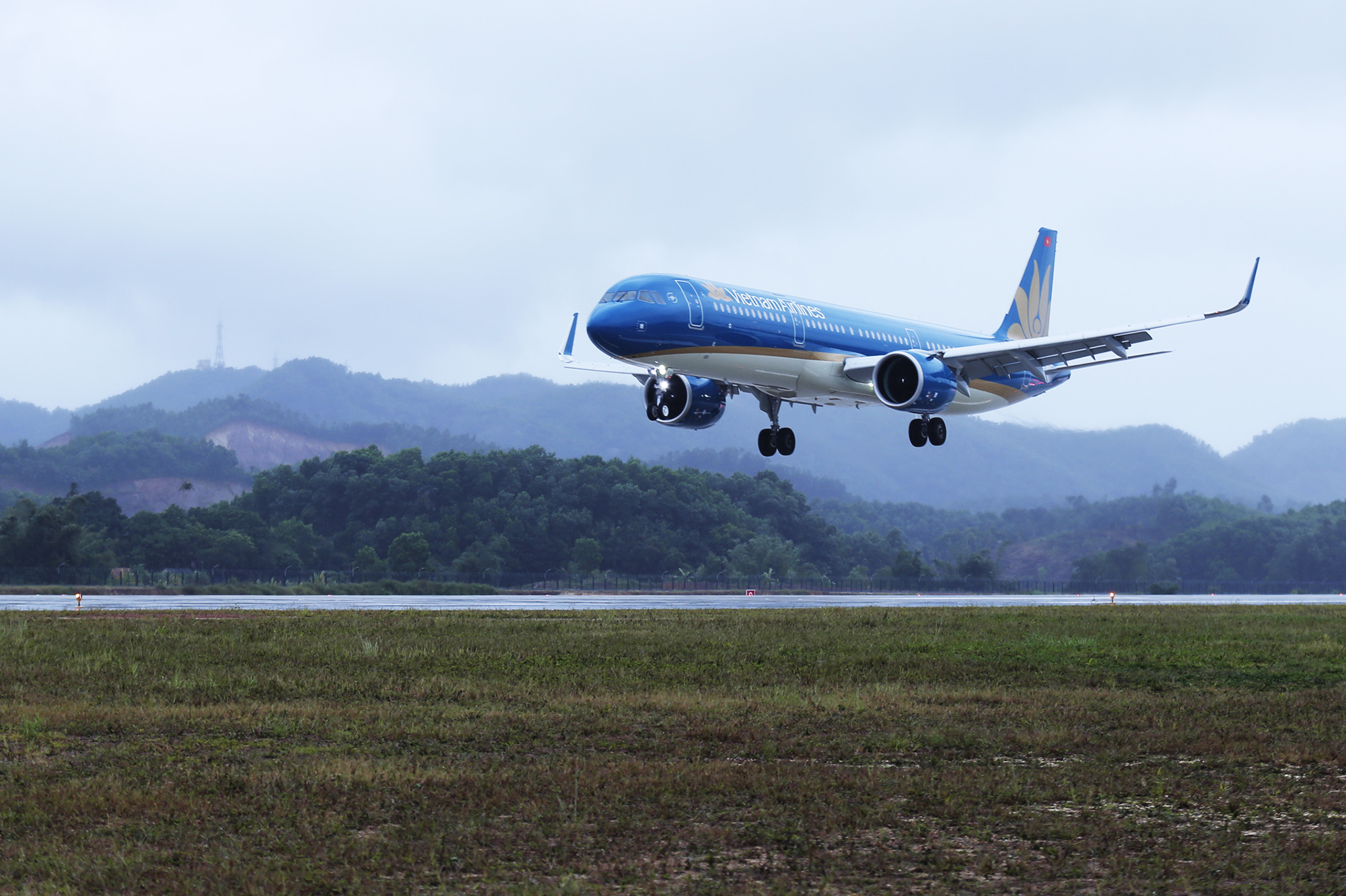 Máy bay của Vietnam Airlines hạ cánh tại Cảng hàng không quốc tế Vân Đồn. (Ảnh: Đỗ Phương)