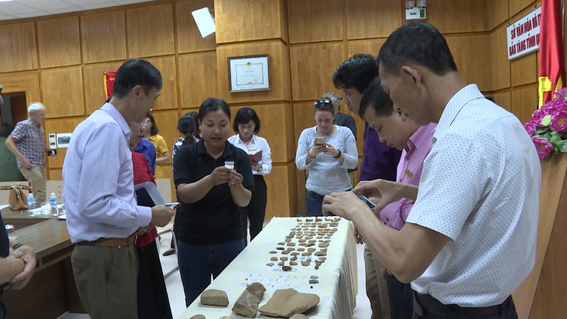 Các đại biểu xem xét các di vật thu được trong quá trình khảo cổ