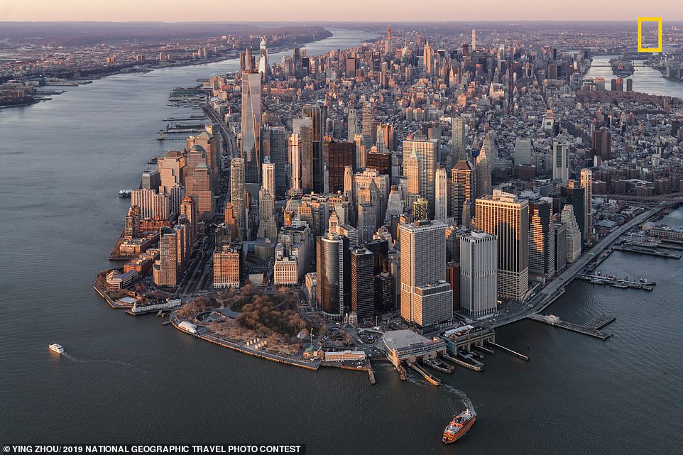 Nhiếp ảnh gia Ying Zhou dự thi National Geographic Travel Photo Contest 2019 với bức ảnh chụp quận Manhattan, New York từ trên cao. Anh chia sẻ điều thú vị nhất của nhiếp ảnh chụp trên không đó là nó cho bạn có cơ hội được nhìn thấy “hình dạng” thực sự của thành phố.
