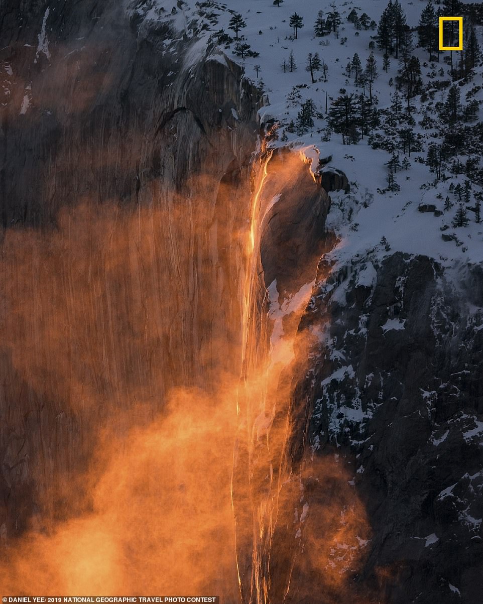 Thác Horsetail hay “thác lửa” ở công viên quốc gia Yosemite, California, Mỹ qua ống kính của nhiếp ảnh gia Daniel Yee. Vào độ tháng 2 hàng năm, dòng thác lại biến thành “ngọn lửa” ngùn ngụt tuôn chảy như dòng nham thạch rơi xuống phía dưới. Muốn chiêm ngưỡng vẻ đẹp kỳ thú này, du khách phải căn đúng thời gian tới chiêm ngưỡng, chứ không phải bất cứ thời điểm nào cũng được.