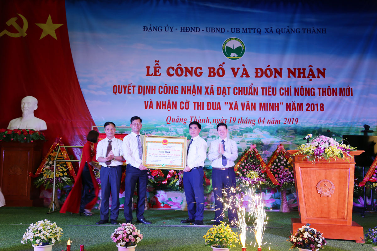 Đồng chí Vũ Thành Long, Trưởng Ban Xây dựng NTM tỉnh trao quyết định của UBND tỉnh công nhận xã đạt chuẩn tiêu chí NTM năm 2018 cho xã Quảng Thành.