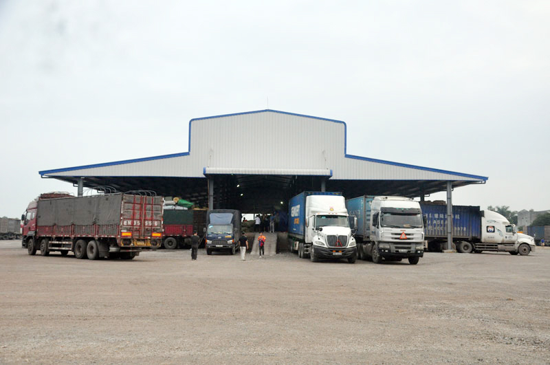 container làm thủ tục nhập khẩu hàng hóa tại Điểm kiểm tra hàng hóa tập trung cầu Bắc Luân II.
