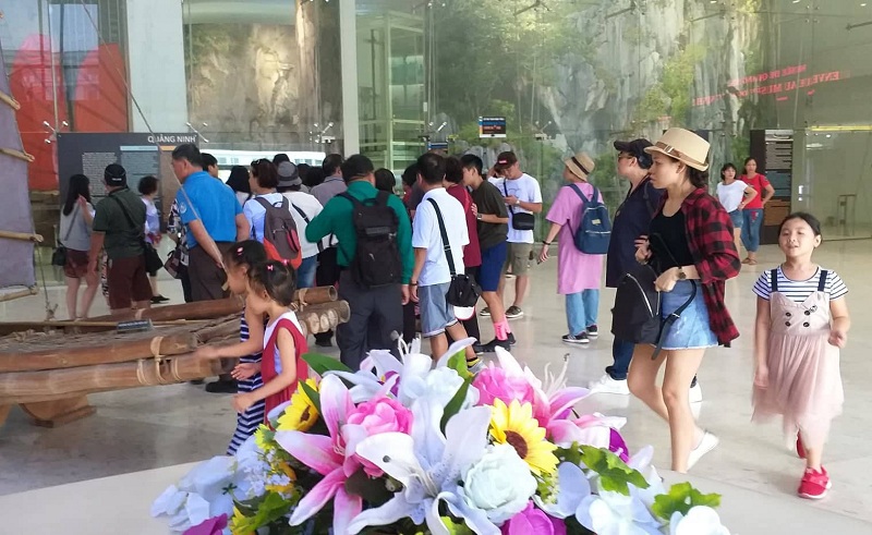 Du khách thăm quan bảo tàng Quảng Ninh trong ngày Giỗ Tổ Hùng Vương 