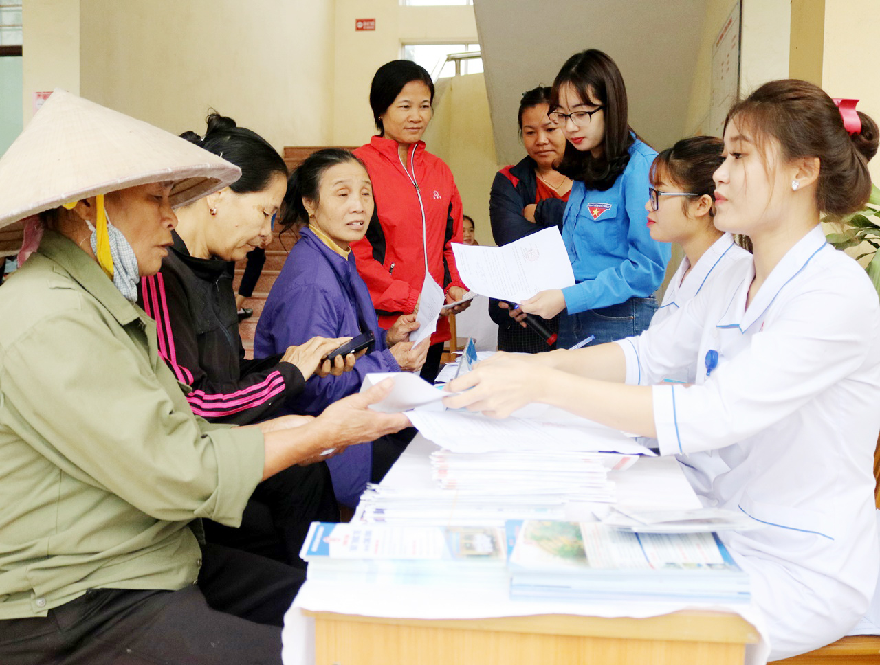 Bệnh viện Việt Nam - Thụy Điển Uông Bí tổ chức khám sàng lọc miễn phí cho người dân phường Phương Nam.