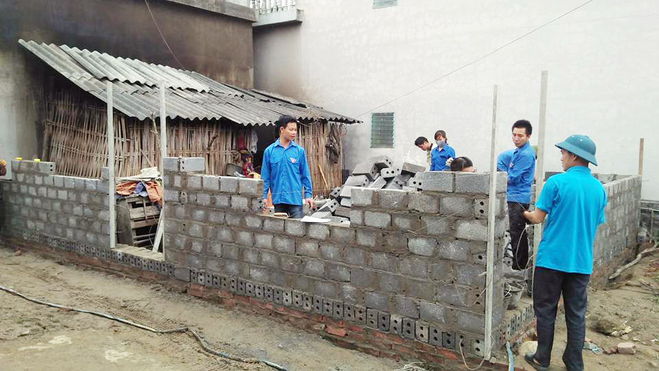 Hỗ trợ các thôn An Sơn, Nà Thổng ra khỏi diện ĐBKK, Đoàn Thanh niên huyện Đầm Hà đã ủng hộ 50 ngày công giúp các hộ sửa chữa, xây dựng nhà, công trình phụ.