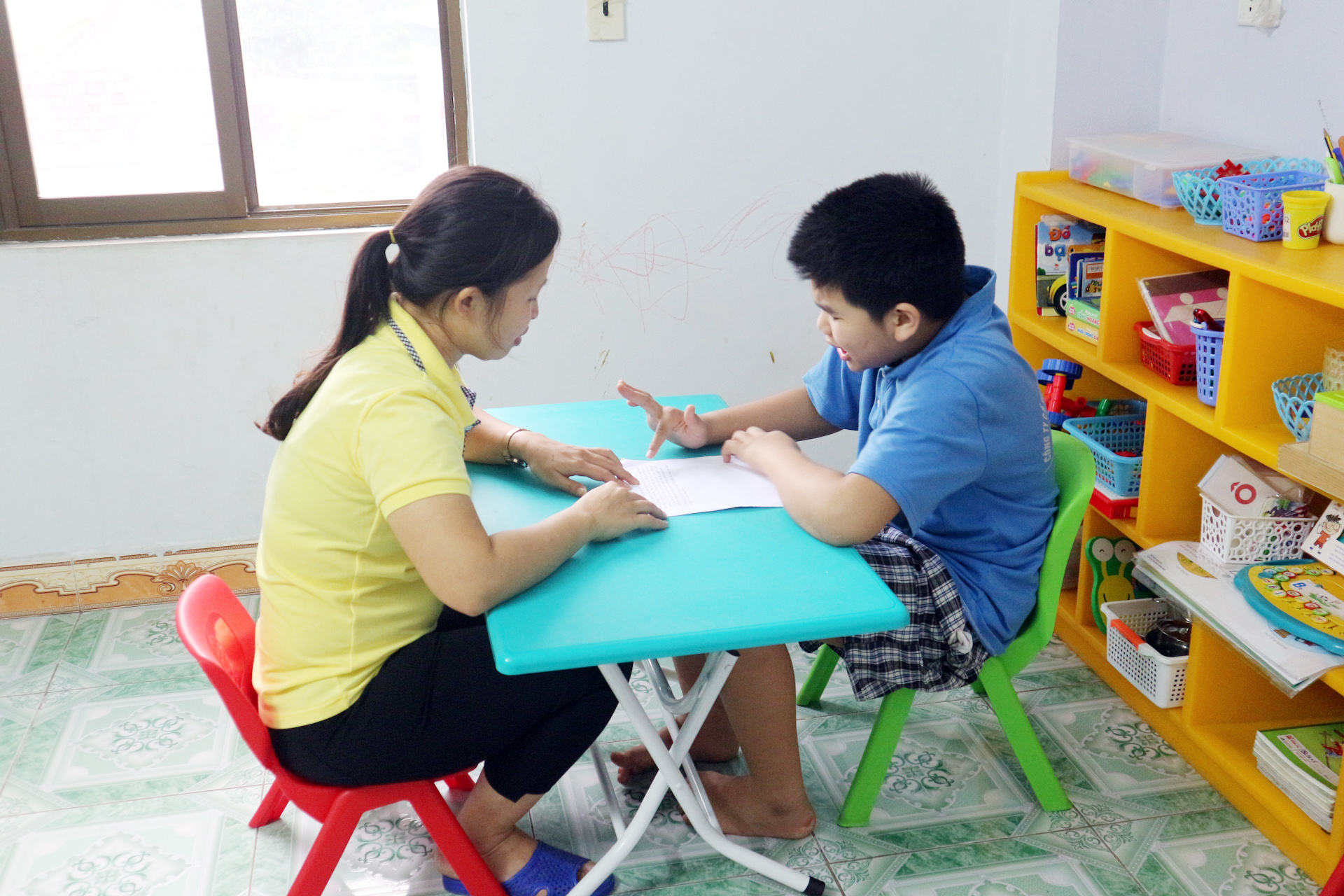 Một giờ học hỗ trợ 1 cô, 1 trò tại Trung tâm Hỗ trợ giáo dục hòa nhập trẻ khuyết tật Tâm An (phường Nam Khê, TP Uông Bí).