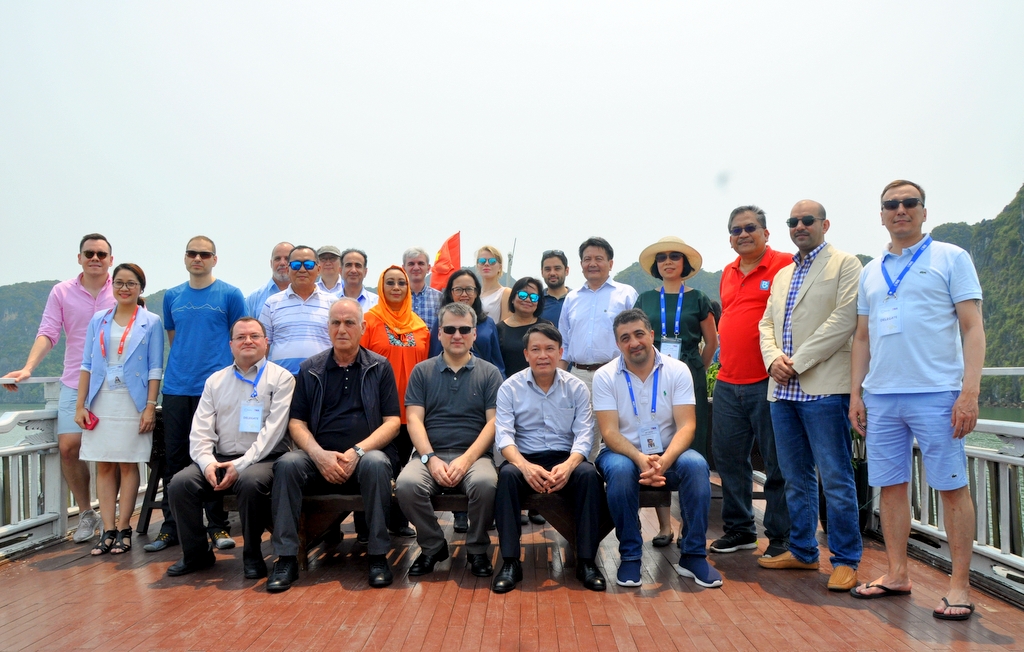 Đoàn đại biểu OANA chụp ảnh lưu niệm trên Vịnh Hạ Long.