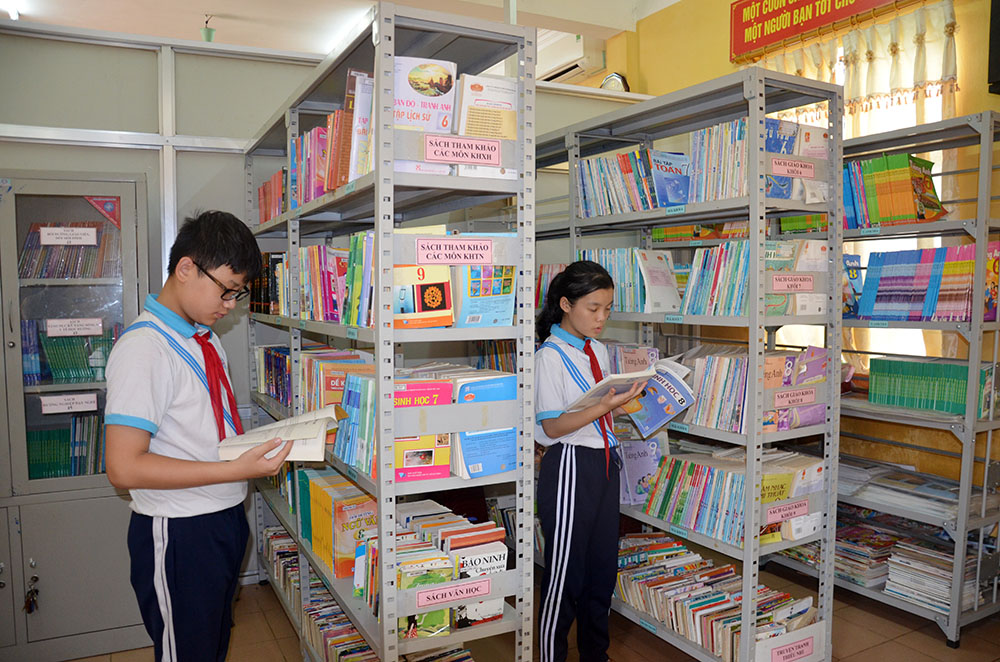 Học sinh Trường THCS Lê Qúy Đôn, TX Quảng Yên đọc sách tại phòng thư viện.