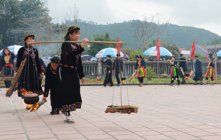 Phụ nữ các dân tộc của huyện Ba Chẽ thi nấu cơm gánh trong lễ hội đình Làng Dạ.