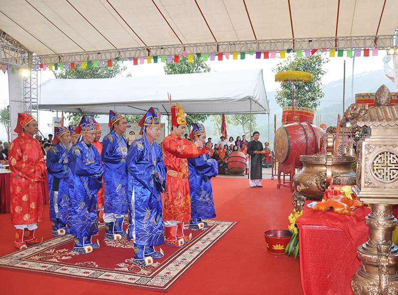 Thực hiện nghi lễ đọc chúc văn khai hội Thái Miếu nhà Trần. Ảnh: Phan Hằng