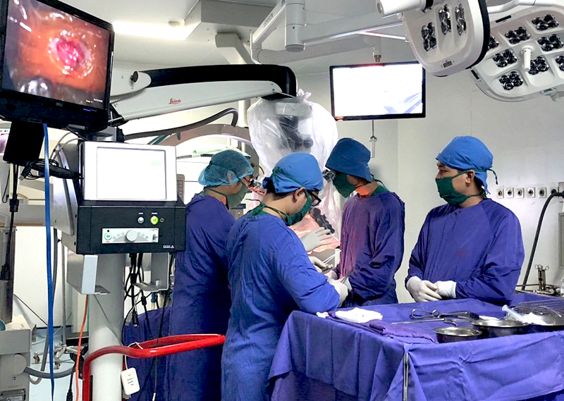 Phẫu thuật cho bệnh nhân thoát vị đĩa đệm tại PHòng mổ thông minh với hệ thống nội soi, kính vi phẫu... tại Bệnh viện Đa khoa tỉnh