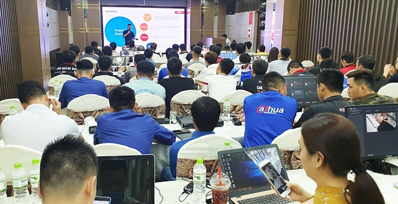 Một số thành viên CLB doanh nghiệp trẻ Uông Bí tham gia khóa tập huấn về công nghệ để tìm kiếm cơ hội đầu tư 