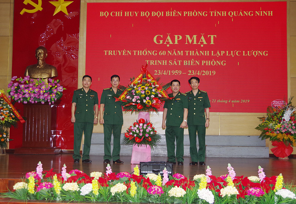 Lãnh đạo Bộ Chỉ huy BĐBP tỉnh tặng hoa chúc mừng lực lượng trinh sát biên phòng