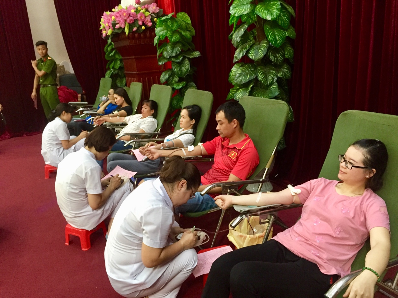 Trên 300 cán bộ, công nhân viên chức và đoàn viên thanh niên trên địa bàn hăng hái tham gia đăng ký hiến máu tình nguyện