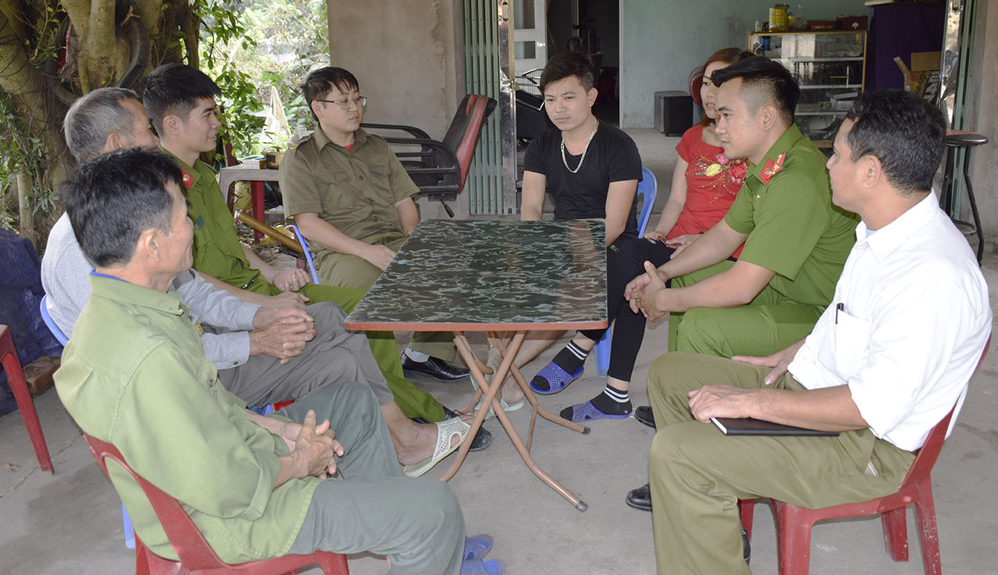 Lực lượng Công an phối hợp với người uy tín thăm hỏi, động viên người tái hòa nhập cộng đồng trên địa bàn xã Tràng Lương.