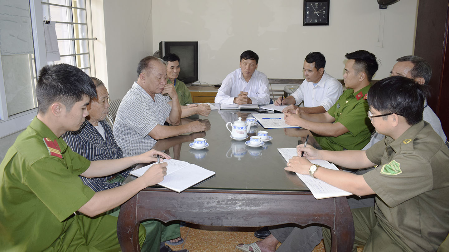 Đại diện chính quyền địa phương và lực lượng Công an trao đổi tình hình liên quan đến ANTT với đội ngũ người uy tín xã Tràng Lương