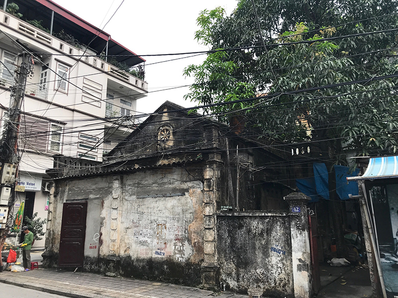 5-  Nhà số 42 đường Nguyễn Du. Ngôi nhà này được xây dựng từ năm 1923, chủ nhân là một ông cai thầu xây dựng.