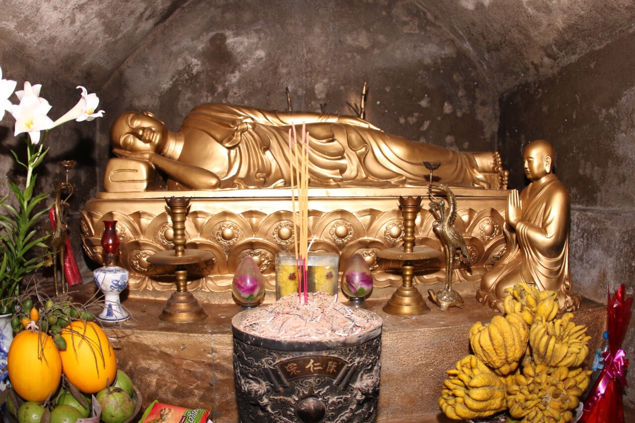 Trong am thờ bức tượng Phật hoàng nhập niết bàn.