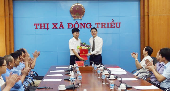 Chủ tịch UBND TX Đông Triều Phạm Văn Thành trao quyết định bổ nhiệm cho đồng chí Nguyễn Hoàng Trung.