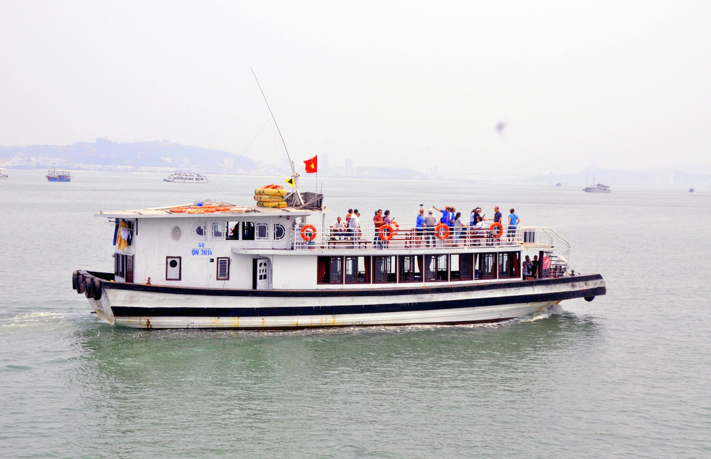 Du khách tham quan vịnh Hạ Long.