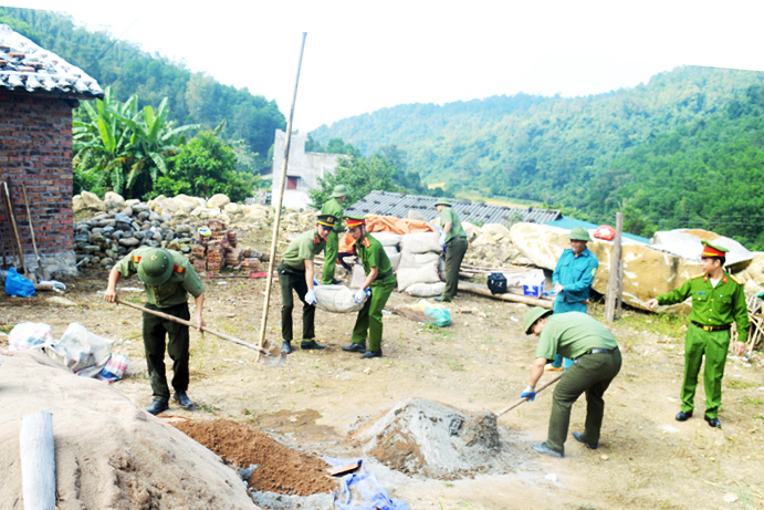 Công an huyện Bình Liêu hỗ trợ xây nhà cho hộ nghèo ở xã Đồng Tâm.