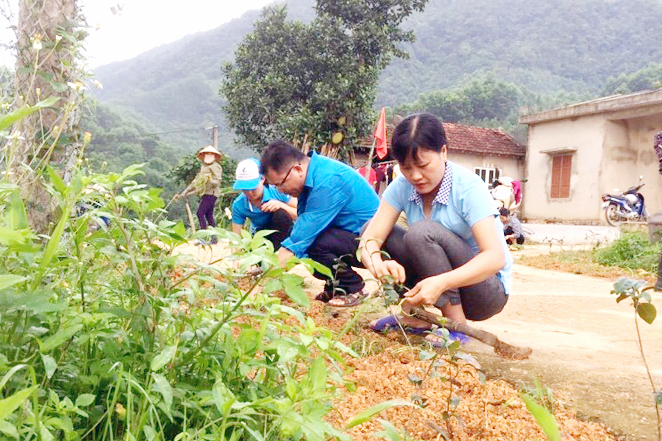 Người dân xã Nam Sơn, huyện Ba Chẽ tham gia vệ sinh môi trường.