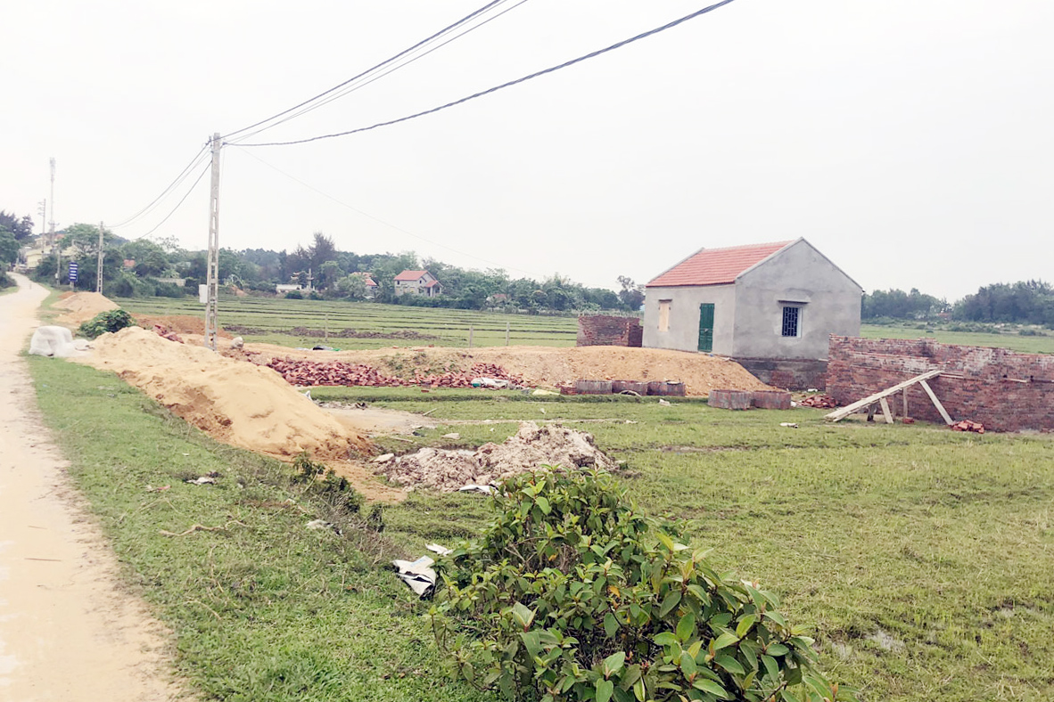 Nhiều ngôi nhà xây dựng trái phép tại khu vực đường ra bến Cái Vọ, thôn 2, xã Vĩnh Trung.