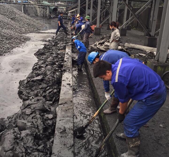 ĐVTN Công ty Than Quang Hanh tham gia nạo vét, khơi thông dòng chảy công trình phòng chống mưa bão tại kho than mỏ + 21 Phân xưởng Sàng tuyển.