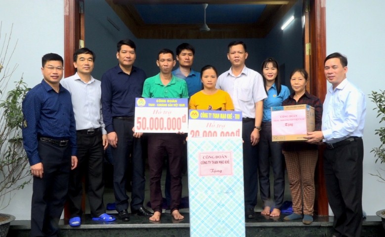 Công đoàn TKV trao hỗ trợ Mái ấm công đoàn cho gia đình anh Tùng, công nhân Công ty than Mạo Khê.