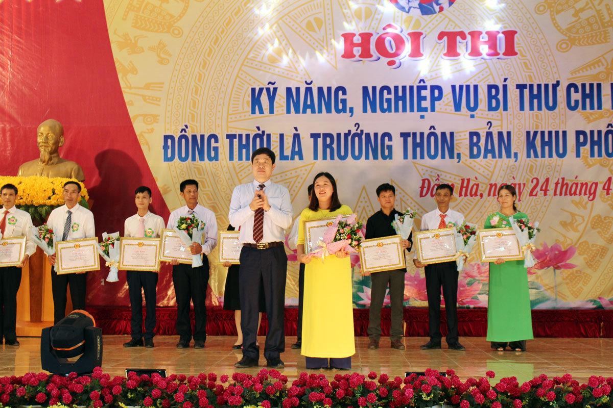 BTC trao giải cho các thí sinh xuất sắc tại Hội thi.